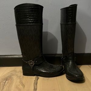 MK size 7 rain boots. They were a gift & unfortunately a size too small for me.
